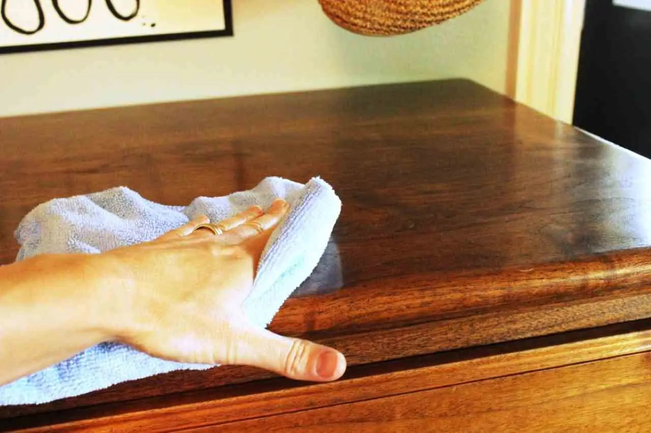 Non pulire i mobili moderni opachi con questo prodotto: li rovina irrimediabilmente